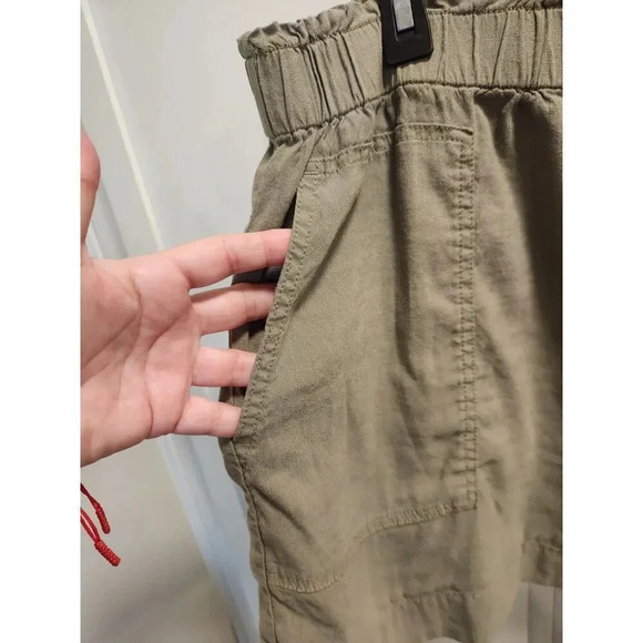 Lou & Grey Linen Blend 3" Shorts in Olive Green - Picture 5 of 9